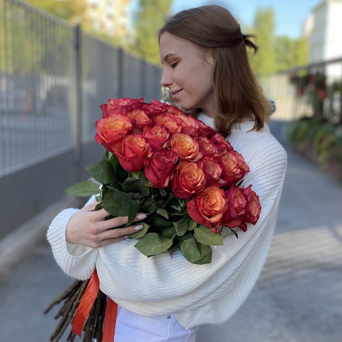 25 красно-желтых роз Borgatt 70 см